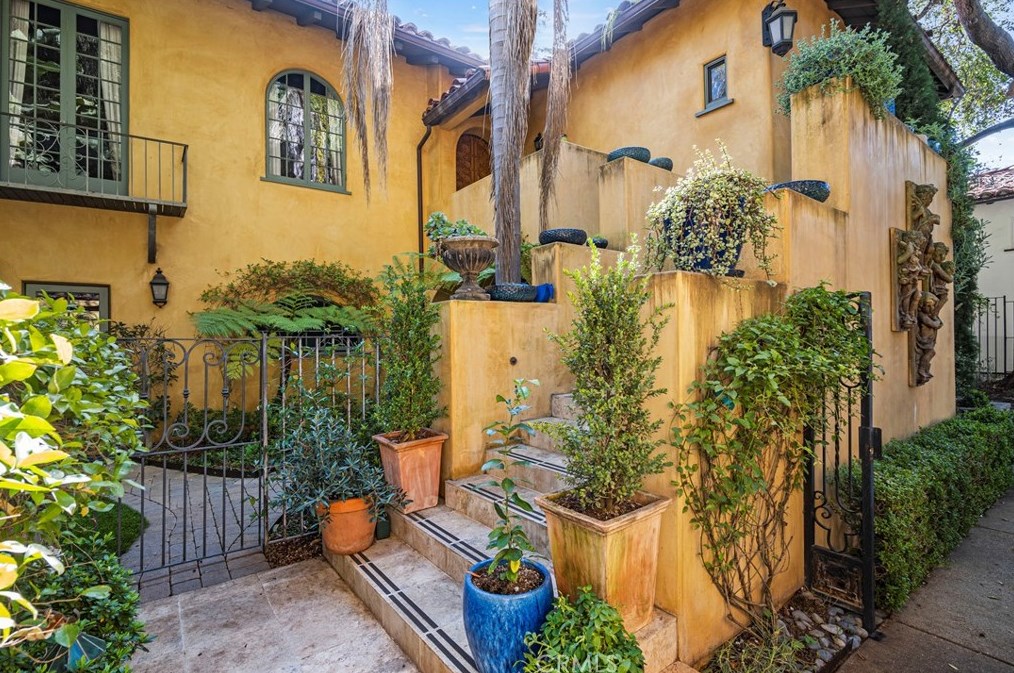 788 Grand Ave, Pasadena CA  91105-2447 exterior