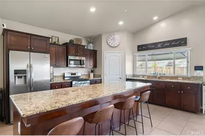 9500 Laurelwood Court, Shafter, CA 93263 - Photo 11