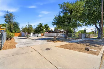 2225 E Lamona, Fresno, CA 93703 - Photo 3