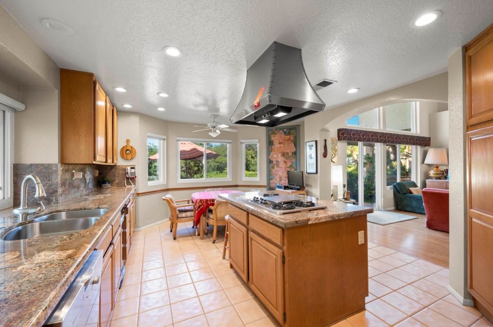 1883 Cabernet Dr, Chula Vista CA 91913-1268 exterior