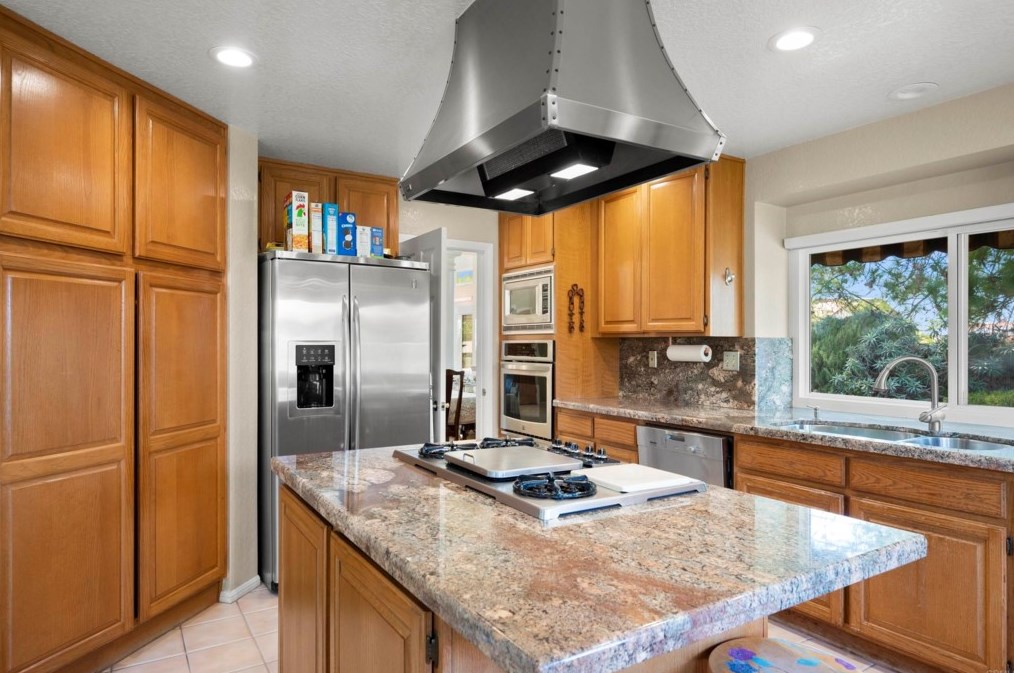 1883 Cabernet Dr, Chula Vista CA 91913-1268 exterior