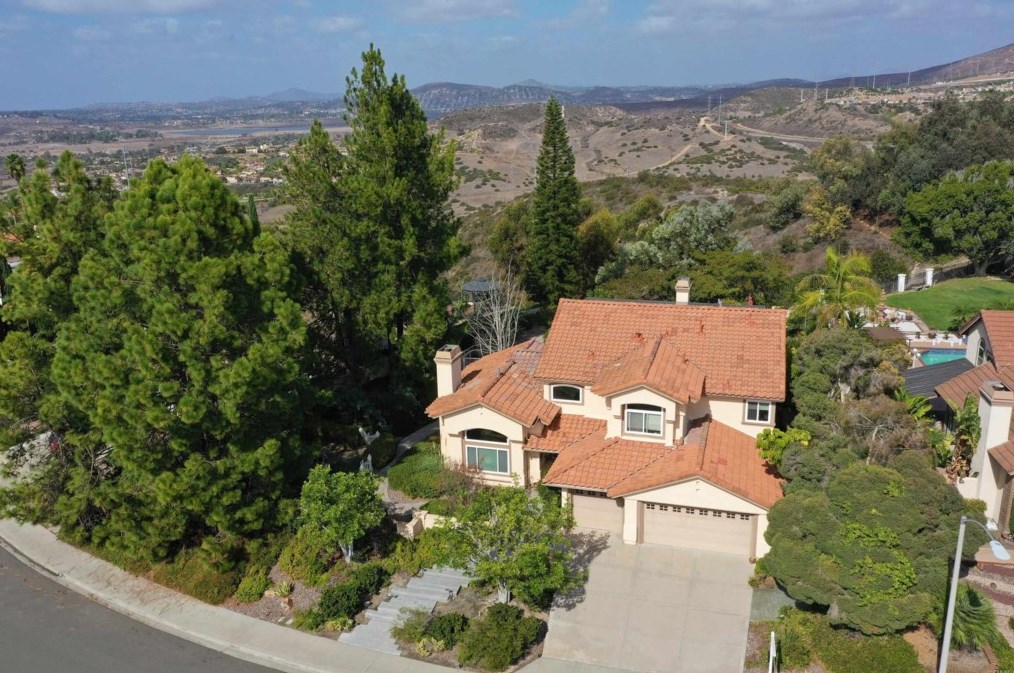 1883 Cabernet Dr, Chula Vista CA 91913-1268 exterior