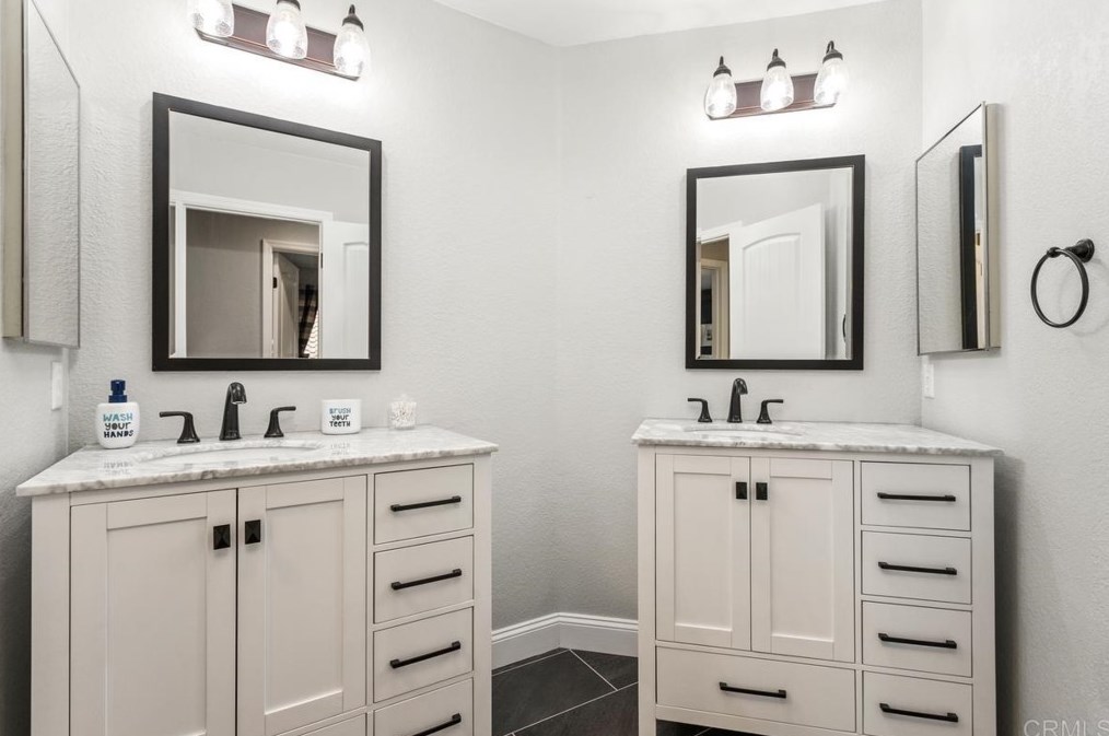 576 Shadywood Dr, Escondido CA  92026-1428 exterior