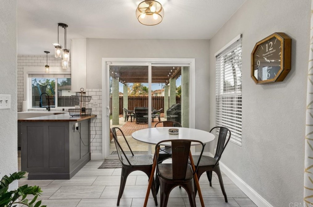 576 Shadywood Dr, Escondido CA  92026-1428 exterior