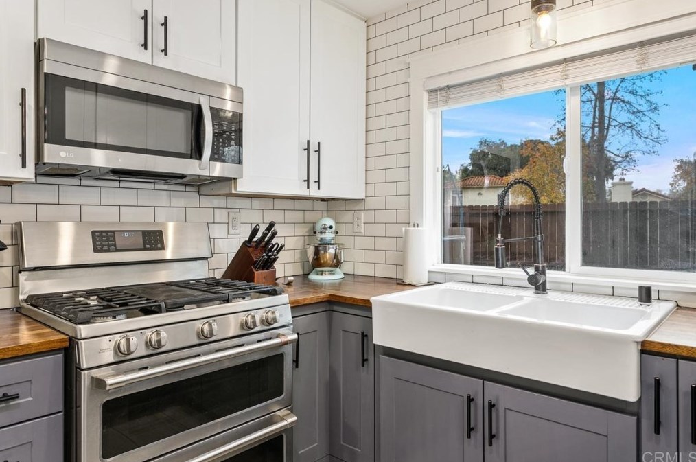 576 Shadywood Dr, Escondido CA  92026-1428 exterior