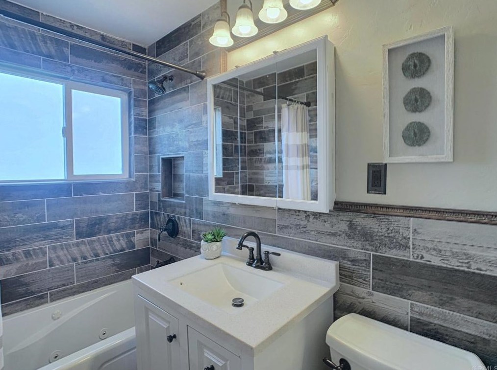 8069 Poplin Dr, Santee CA  92071-3419 exterior