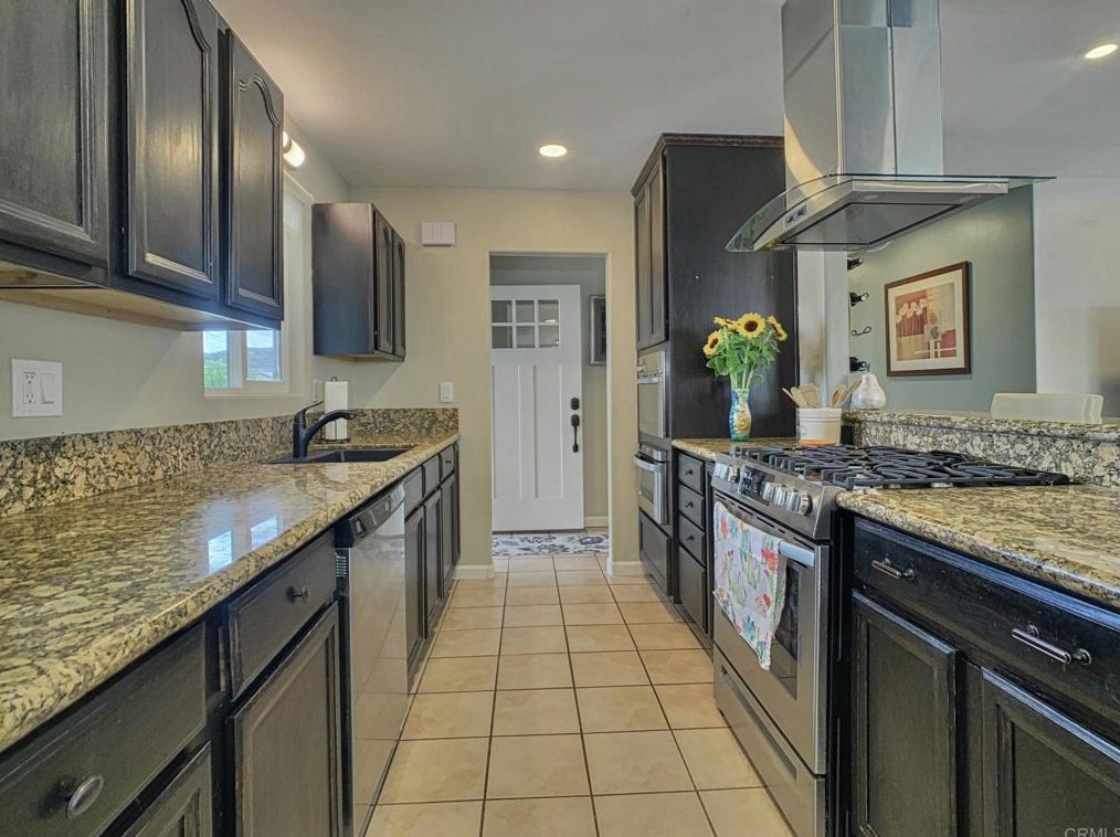 8069 Poplin Dr, Santee CA  92071-3419 exterior