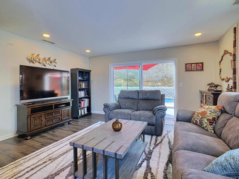 8069 Poplin Dr, Santee CA  92071-3419 exterior