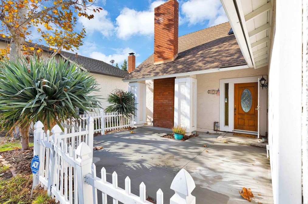 2714 Crownridge Ln, Spring Valley CA  91977-6810 exterior