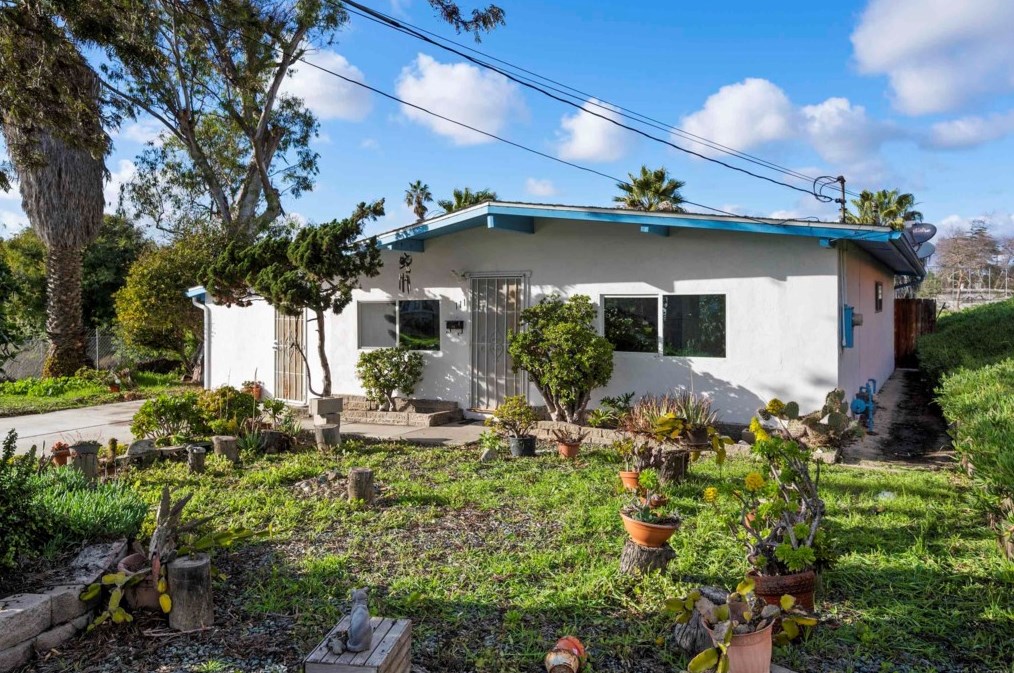 111 Country Club Dr, Chula Vista CA  91911-1403 exterior