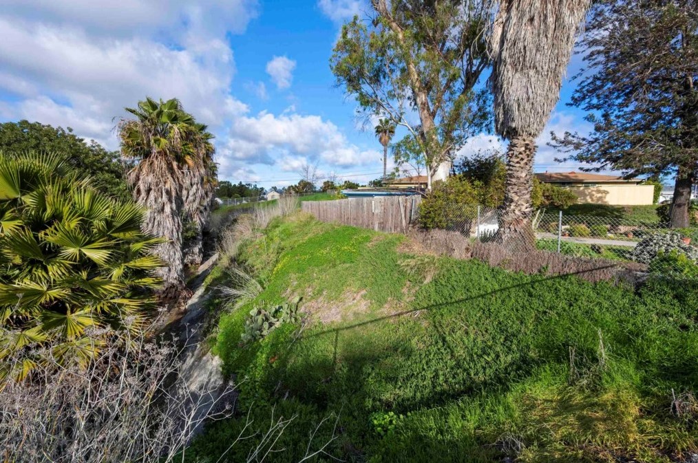 111 Country Club Dr, Chula Vista CA  91911-1403 exterior