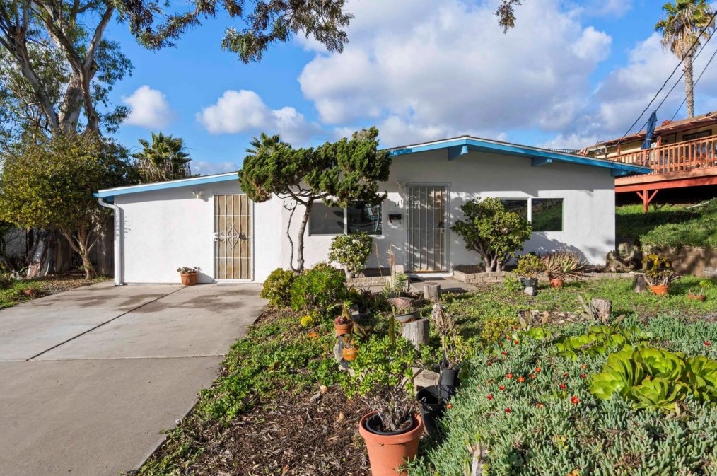 111 Country Club Dr, Chula Vista CA  91911-1403 exterior
