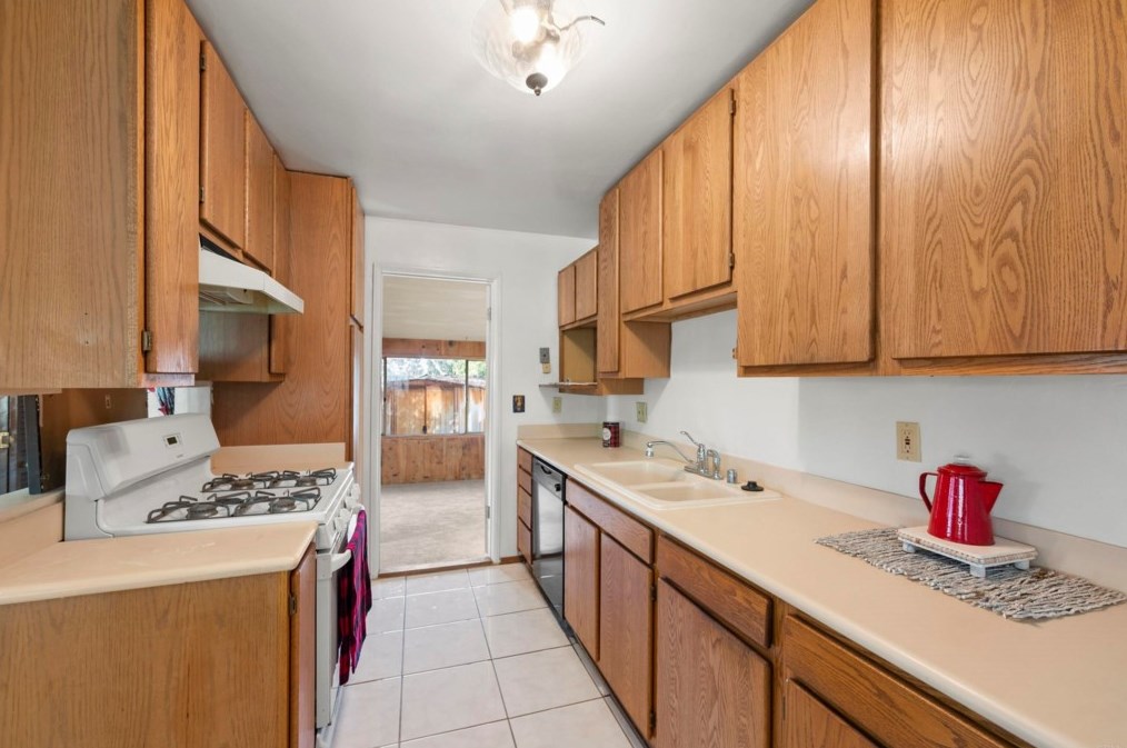 111 Country Club Dr, Chula Vista CA  91911-1403 exterior