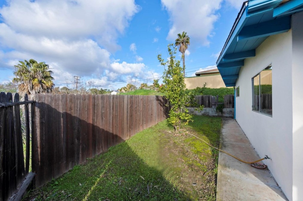 111 Country Club Dr, Chula Vista CA  91911-1403 exterior