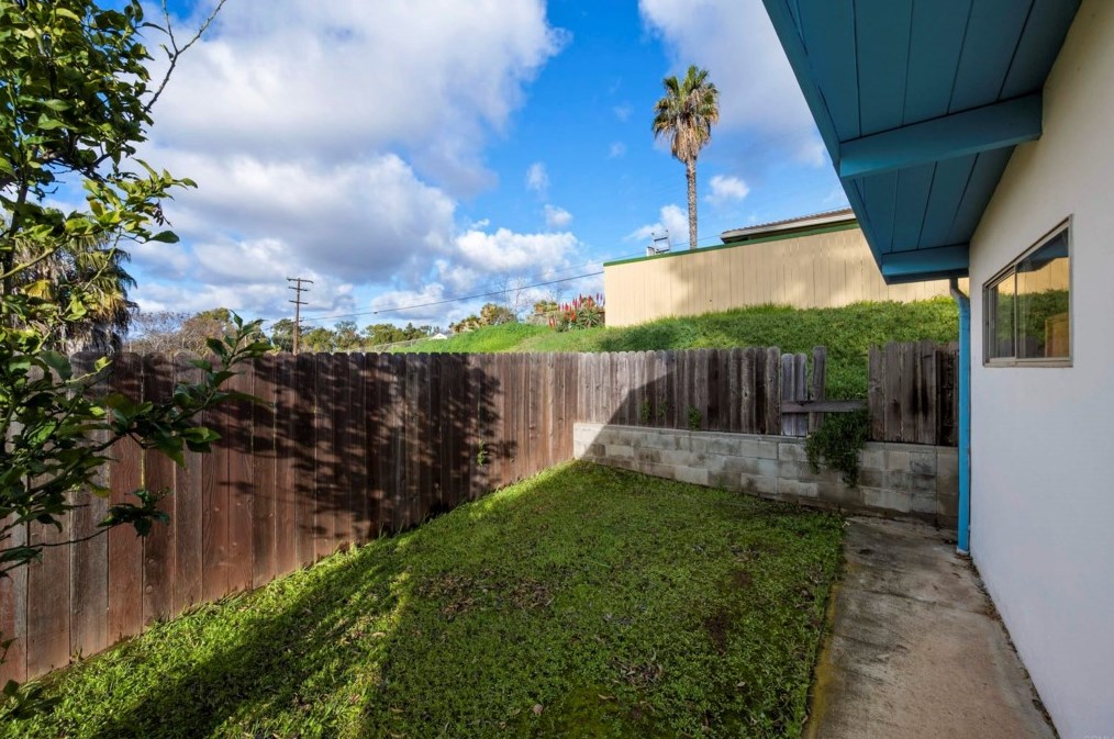 111 Country Club Dr, Chula Vista CA  91911-1403 exterior
