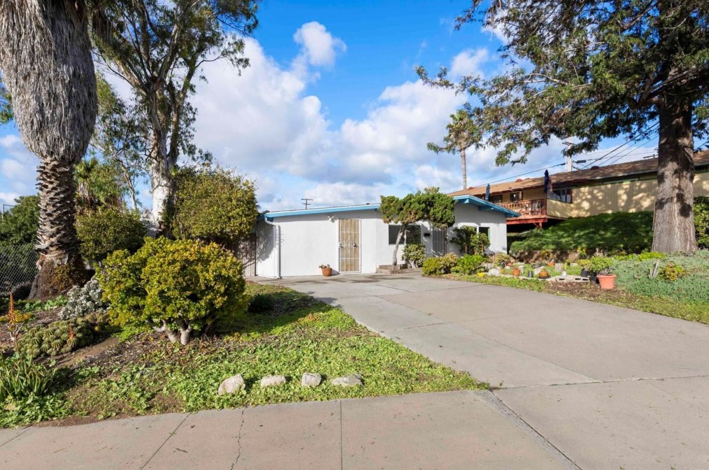 111 Country Club Dr, Chula Vista CA  91911-1403 exterior