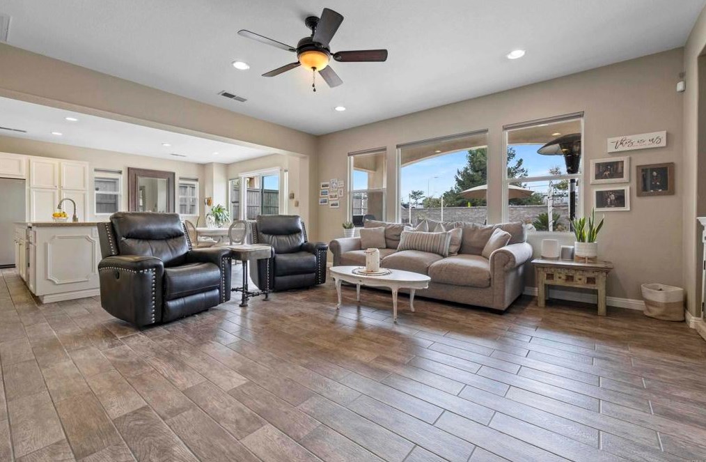 2301 Hummingbird St, Chula Vista CA  91915-2419 exterior