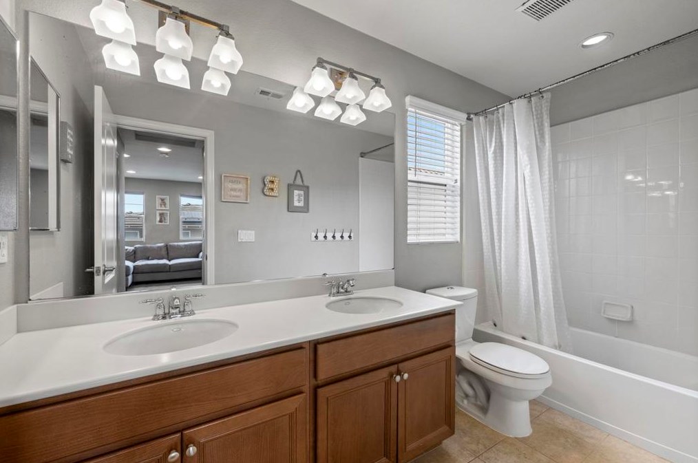 2301 Hummingbird St, Chula Vista CA  91915-2419 exterior