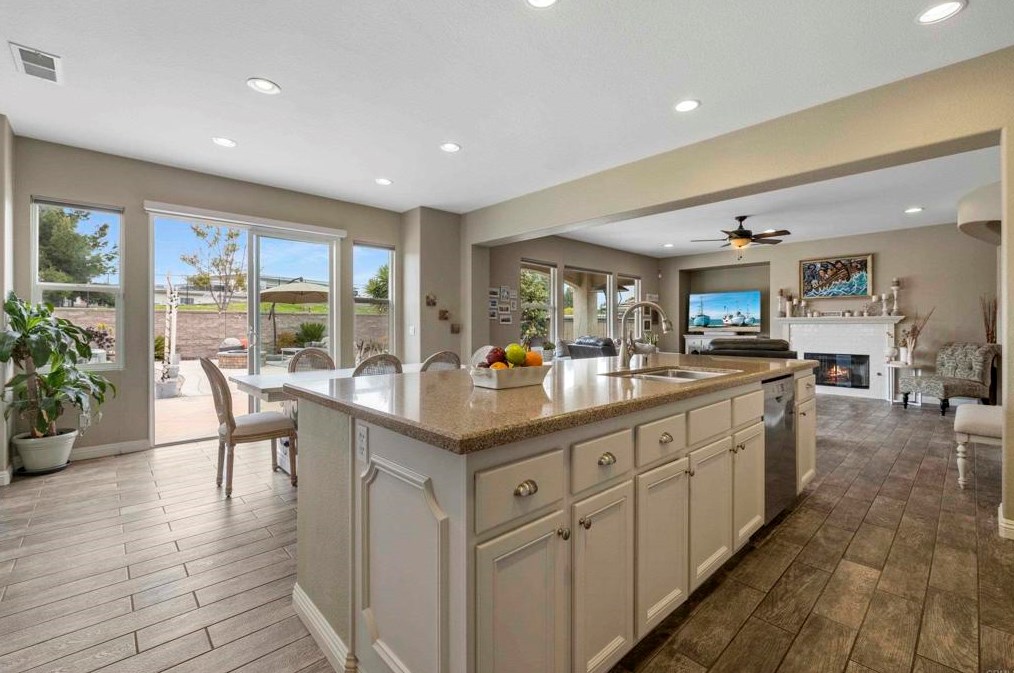 2301 Hummingbird St, Chula Vista CA  91915-2419 exterior