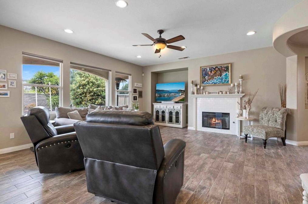 2301 Hummingbird St, Chula Vista CA  91915-2419 exterior