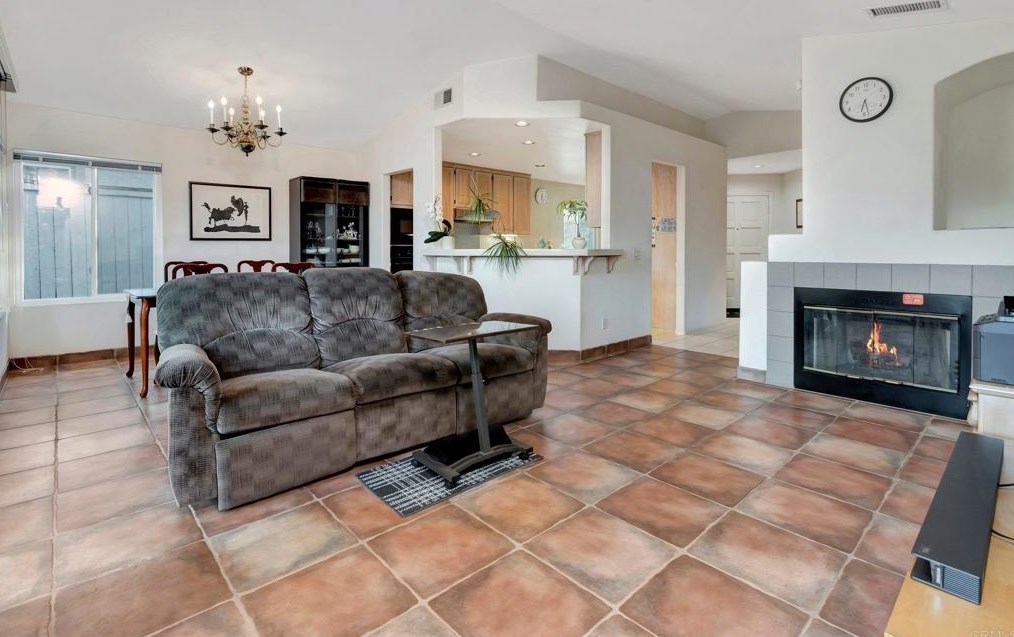 2521 Whispering Palms Loop, Chula Vista CA 91915-1401 exterior