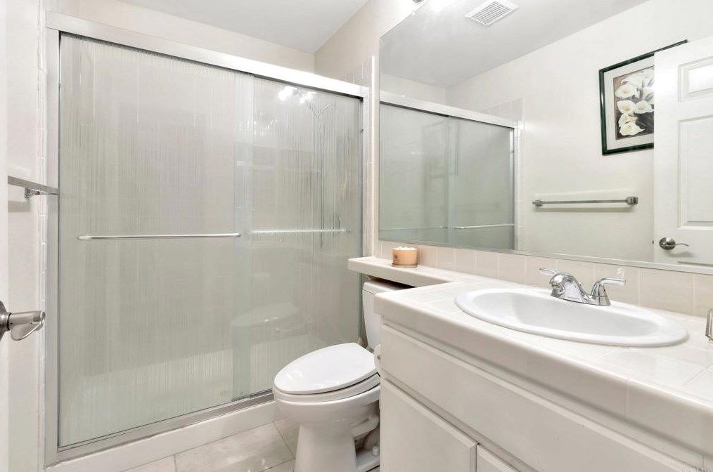 2521 Whispering Palms Loop, Chula Vista CA 91915-1401 exterior