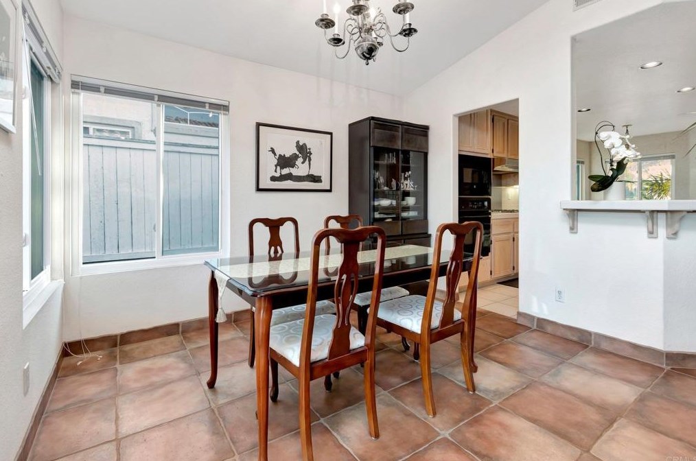 2521 Whispering Palms Loop, Chula Vista CA 91915-1401 exterior