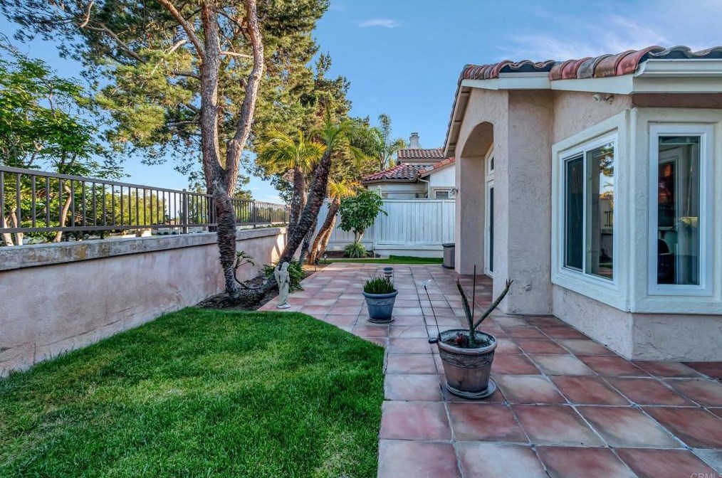 2521 Whispering Palms Loop, Chula Vista CA 91915-1401 exterior