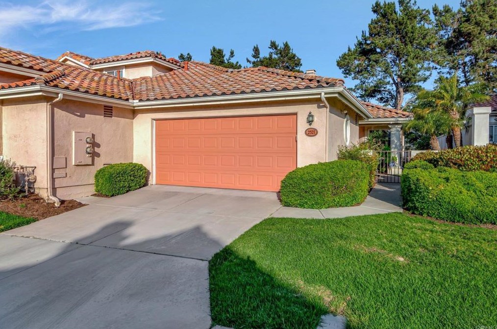 2521 Whispering Palms Loop, Chula Vista CA 91915-1401 exterior