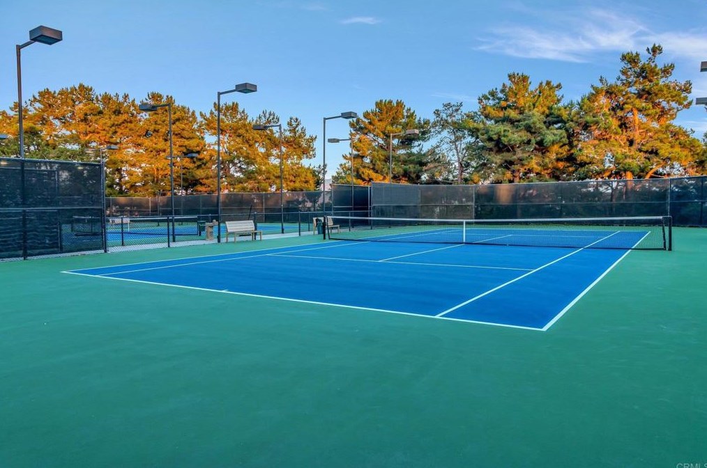 2521 Whispering Palms Loop, Chula Vista CA 91915-1401 exterior