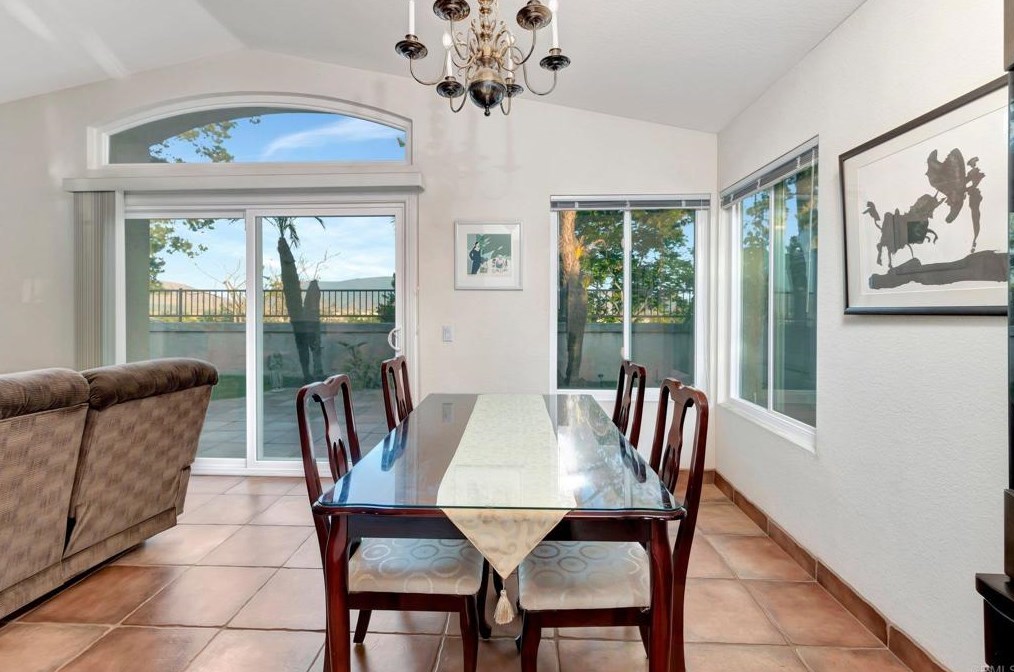 2521 Whispering Palms Loop, Chula Vista CA 91915-1401 exterior