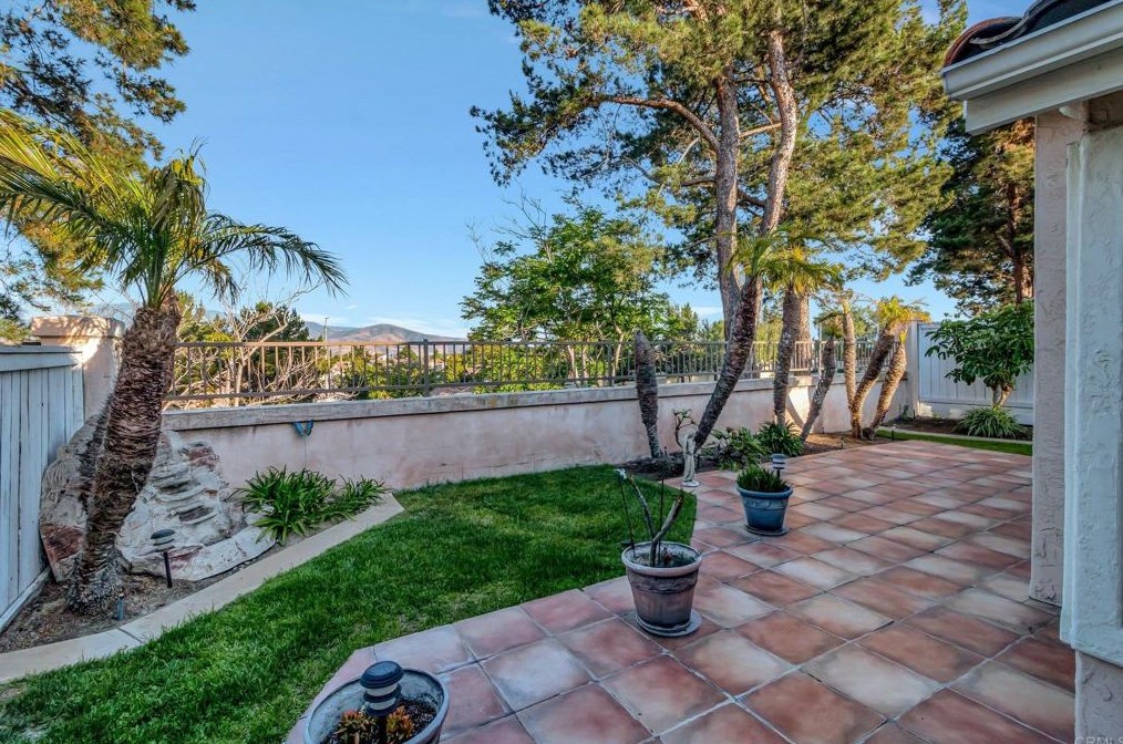 2521 Whispering Palms Loop, Chula Vista CA 91915-1401 exterior