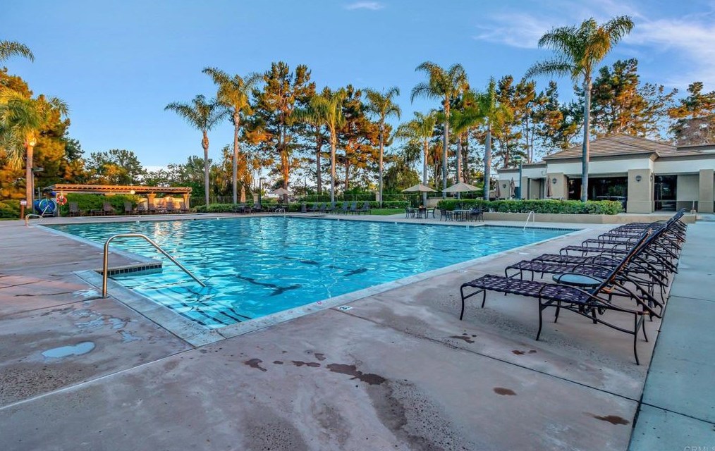 2521 Whispering Palms Loop, Chula Vista CA 91915-1401 exterior