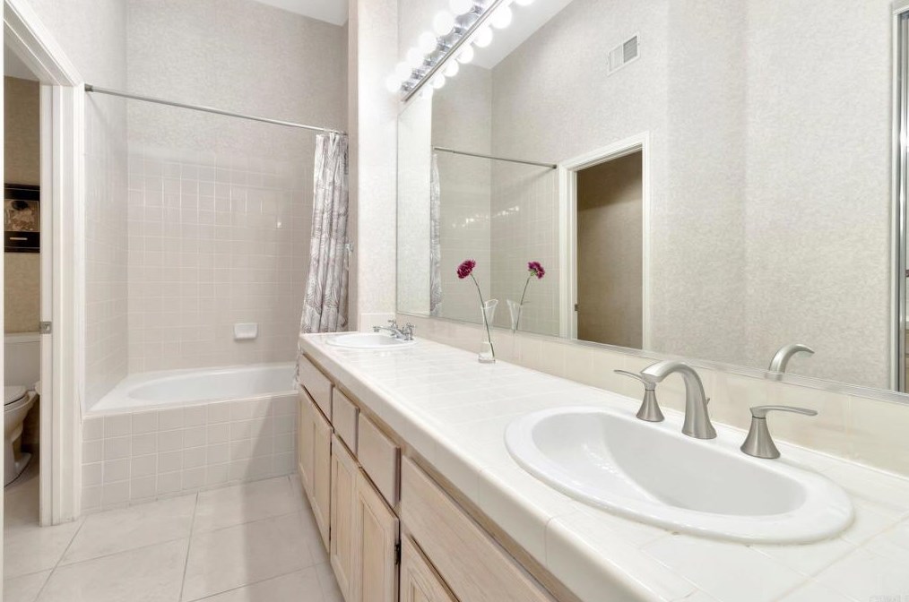 2521 Whispering Palms Loop, Chula Vista CA 91915-1401 exterior