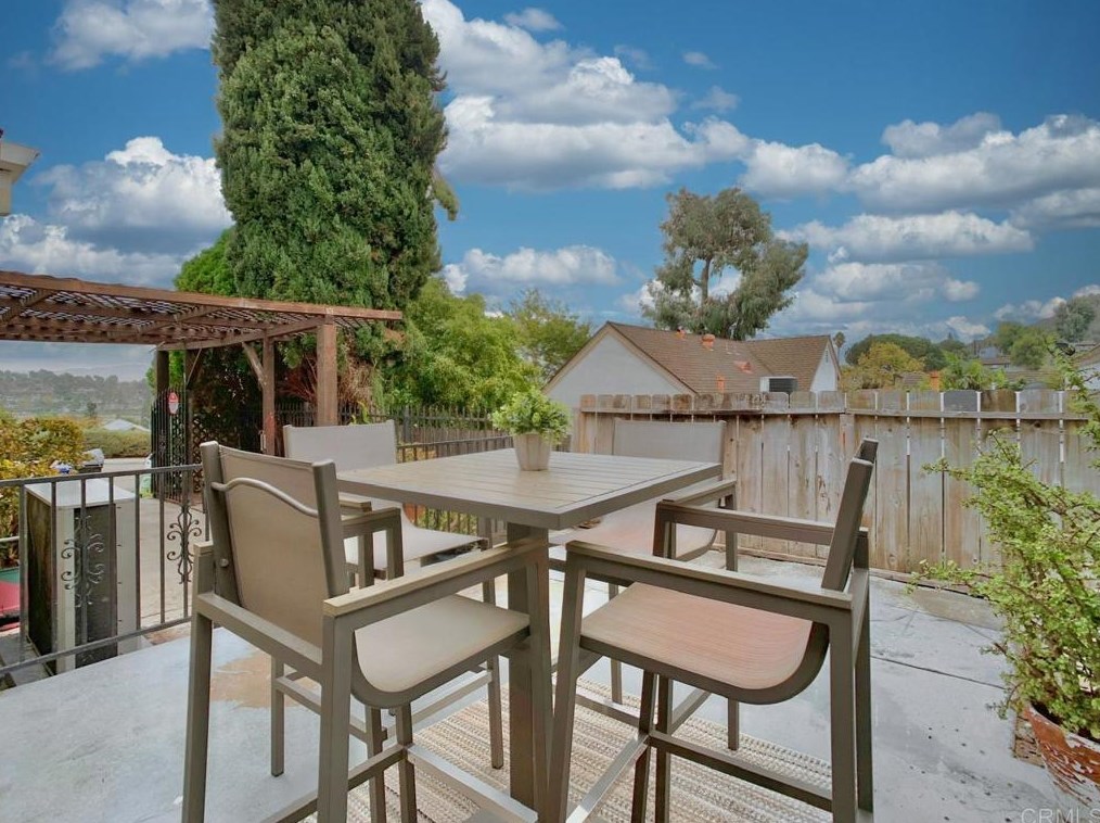 2548 Granada Ave, Spring Valley CA  91977-6723 exterior