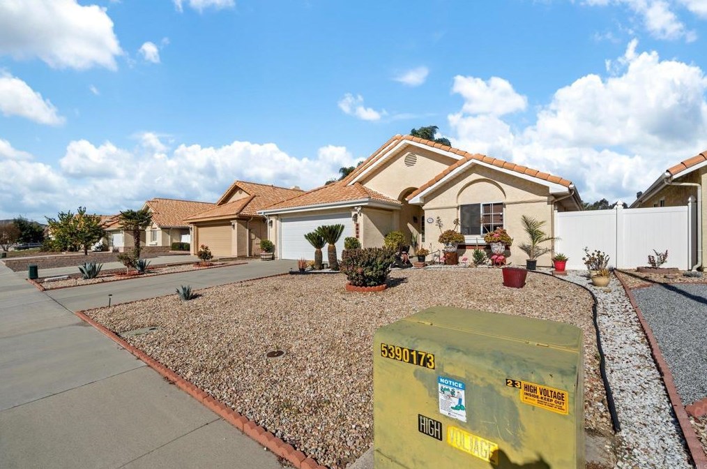 2616 Las Brisas Way, Hemet CA  92545-1580 exterior