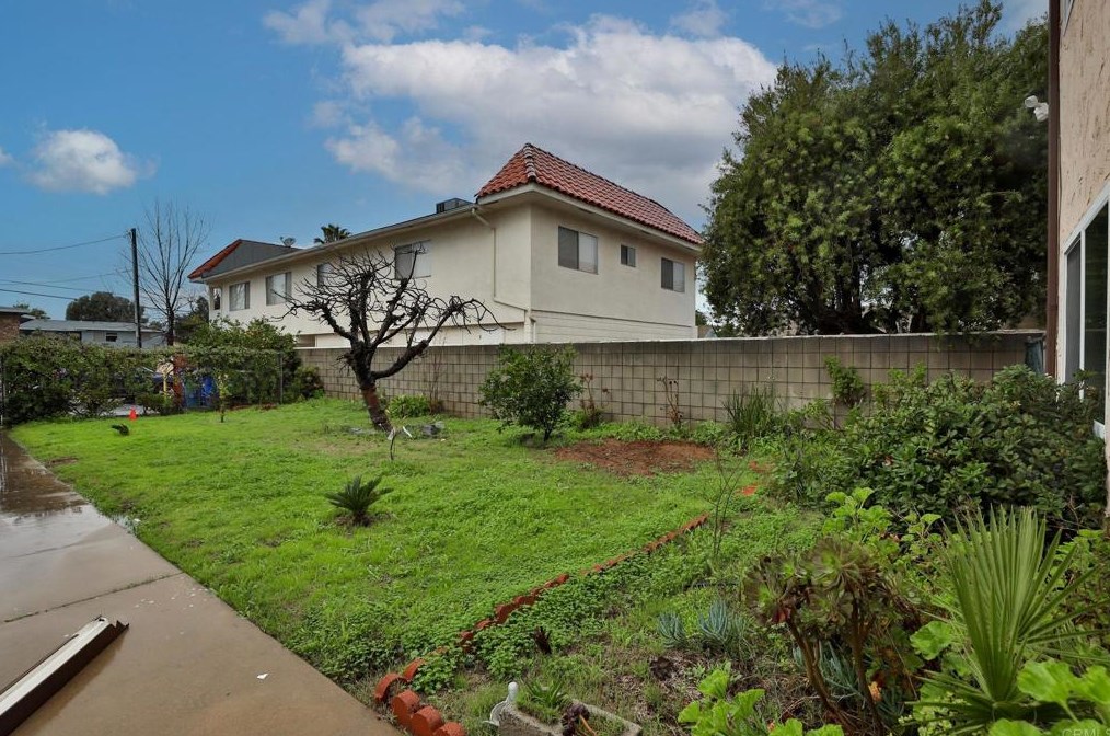 343 Claydelle Ave, El Cajon CA 92020-4533 exterior