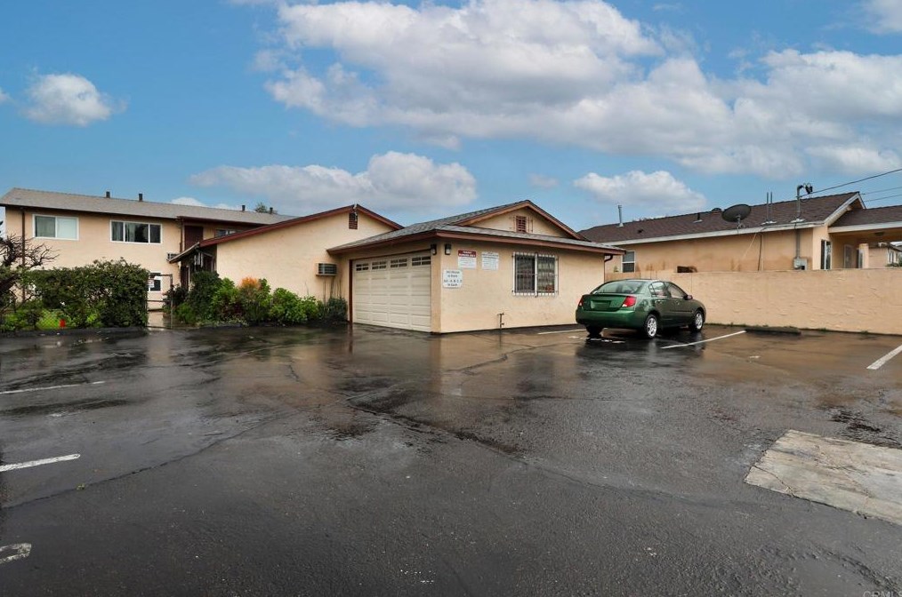 343 Claydelle Ave, El Cajon CA 92020-4533 exterior