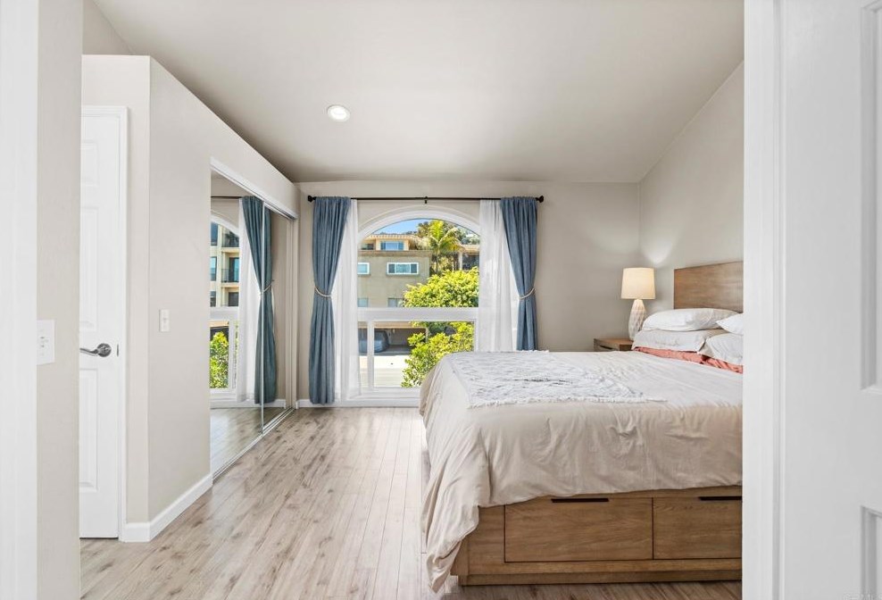 363 Rosecrans St, San Diego CA  92106-3527 exterior