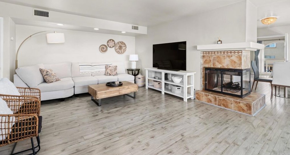 363 Rosecrans St, San Diego CA  92106-3527 exterior