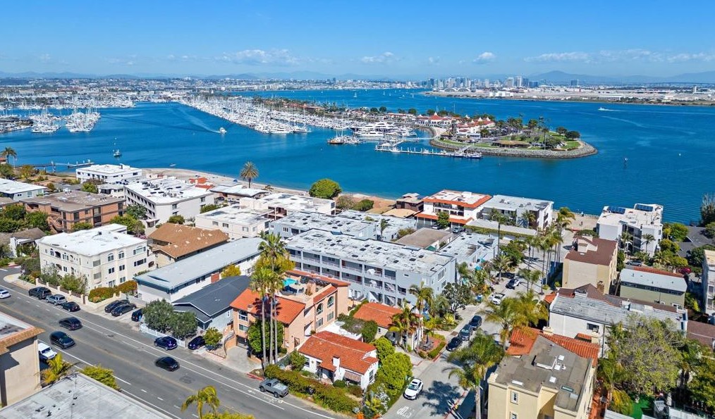 363 Rosecrans St, San Diego CA  92106-3527 exterior