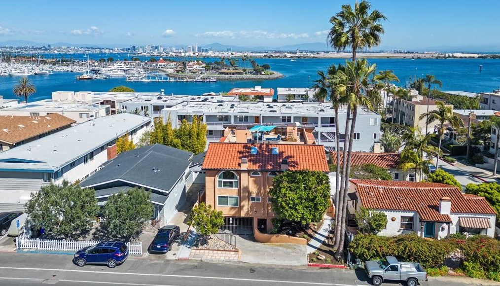 363 Rosecrans St, San Diego CA  92106-3527 exterior