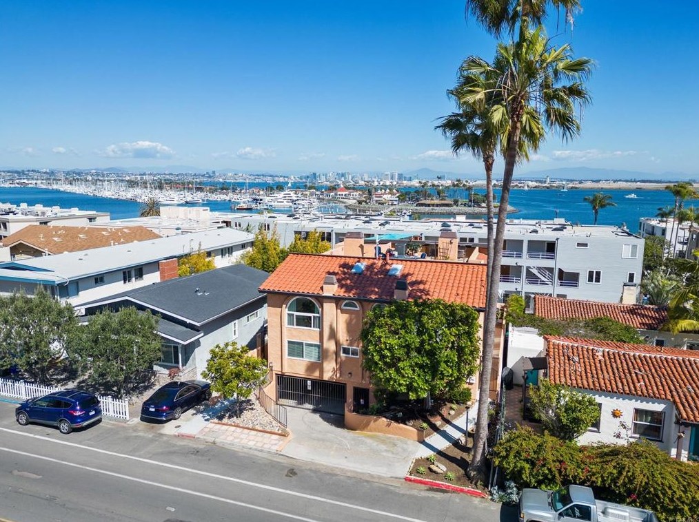 363 Rosecrans St, San Diego CA  92106-3527 exterior