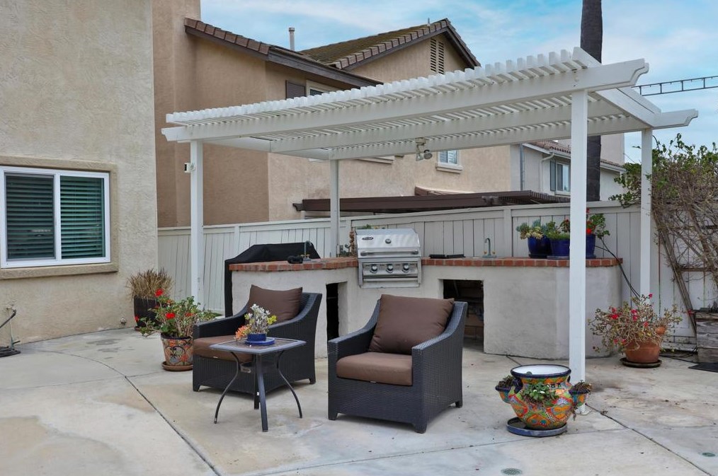 1252 Indian Creek Dr, Chula Vista CA  91915-2258 exterior