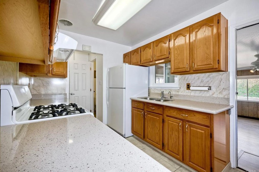 2902 Manos Dr, San Diego CA 92139-3720 exterior