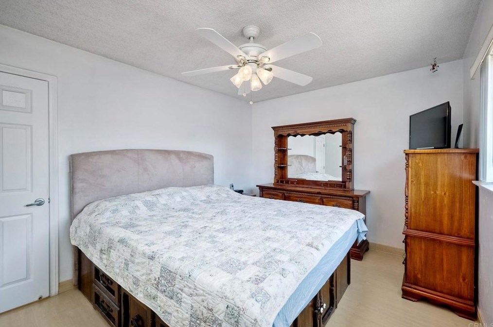 2902 Manos Dr, San Diego CA 92139-3720 exterior