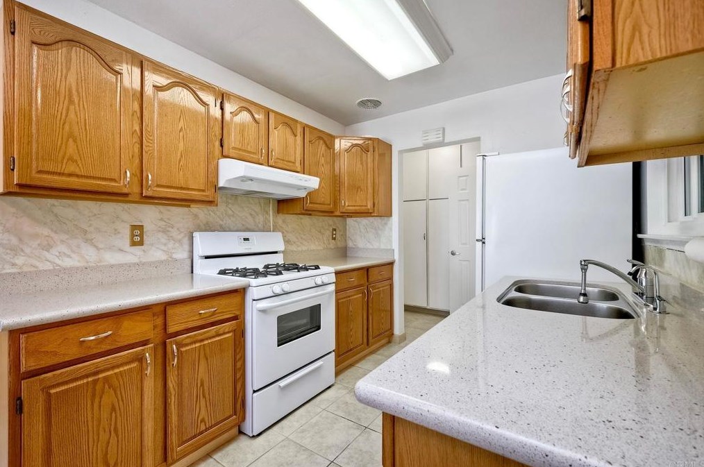 2902 Manos Dr, San Diego CA 92139-3720 exterior