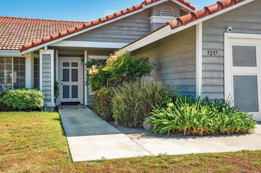 5237 Alamosa Park Dr, Oceanside CA  92057-6310 exterior