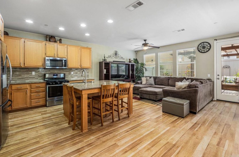 1527 Franceschi Dr, Chula Vista CA  91913-2516 exterior