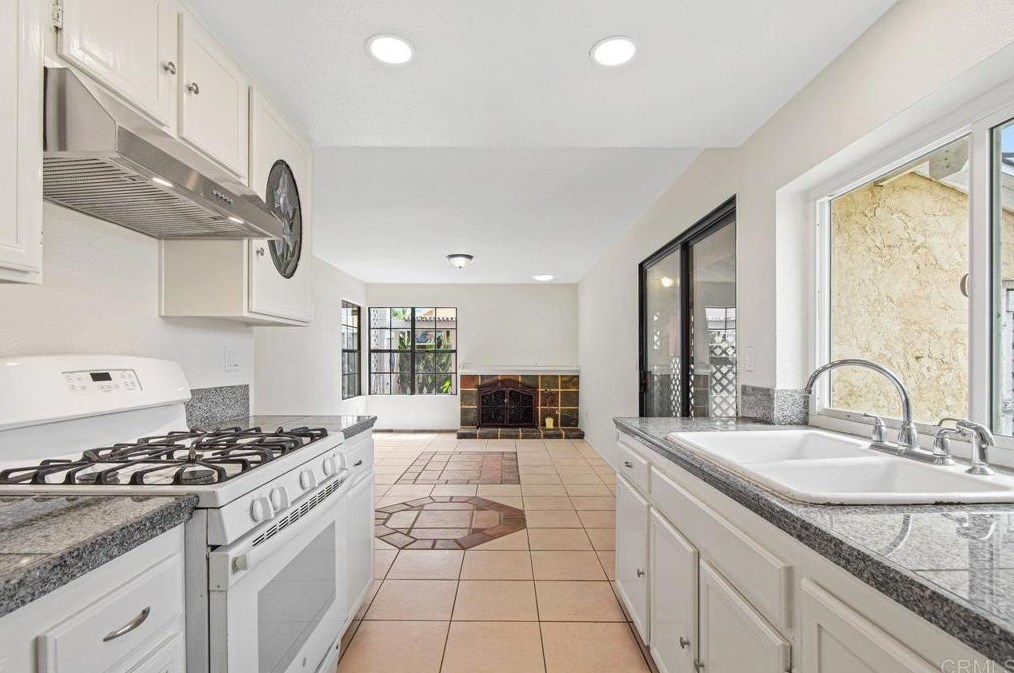 2150 Montcliff Rd, San Diego CA 92139-3916 exterior